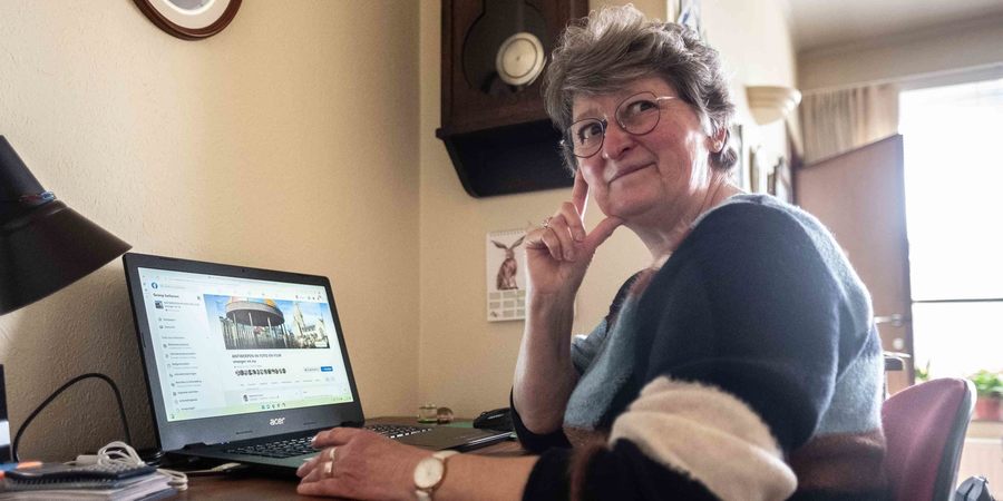 vrouw zit aan bureau voor een laptop